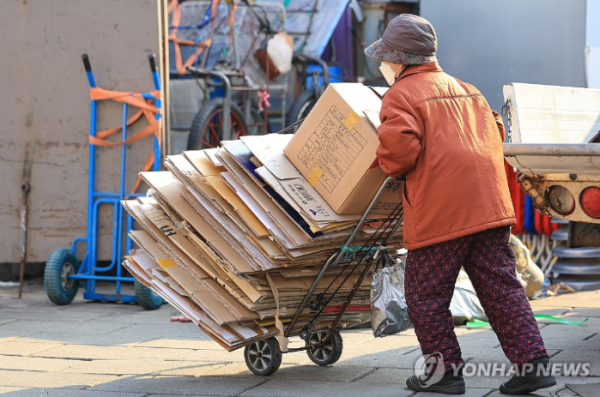 폐지 줍는 노인 (사진 출처: 연합뉴스)