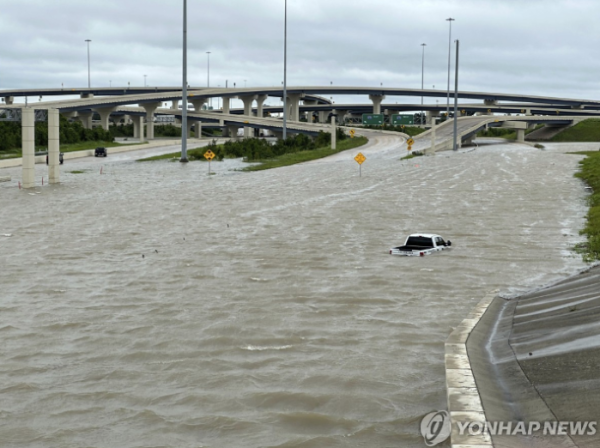 물바다가 된 휴스턴 고속도로 (사진 출처: 연합뉴스)
