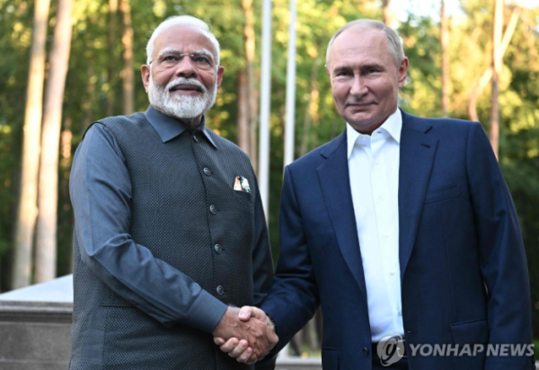 블라디미르 푸틴 러시아 대통령과 나렌드라 모디 인도 총리 (사진 출처: 연합뉴스)