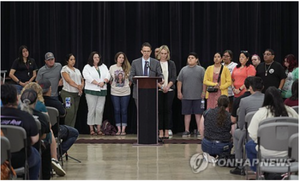 22일(현지시간) 유밸디 롭 초등학교 총격 사건 희생자 유족들의 기자회견 (사진 출처: 연합뉴스)
