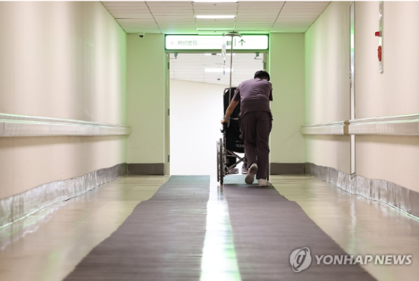 환자와 함께 오르는 오르막 (사진 출처: 연합뉴스)