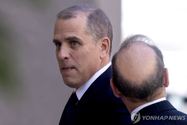 법원 출석한 총기 불법 소유 혐의 바이든 차남 (사진 출처: 연합뉴스)