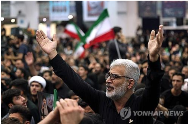 21일(현지시간) 테헤란 모살라 모스크에서 열린 추모행사에 참석한 이란 국민들 (사진 출처: 연합뉴스)