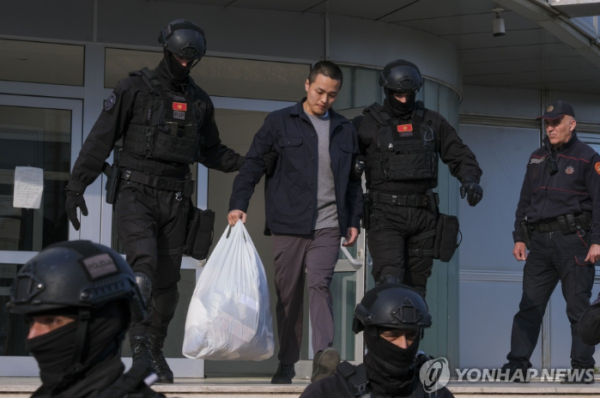 난 3월 몬테네그로 경찰관과 함께 이동하는 권도형(가운데) (사진 출처: 연합뉴스)