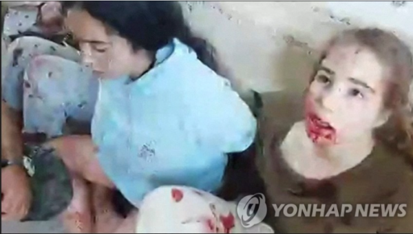마스 무장대원에 납치되는 이스라엘 여군 병사 영상 공개 (사진 출처: 연합뉴스)