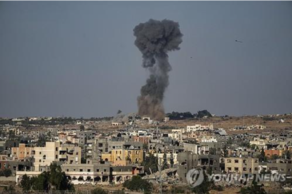 이스라엘의 공습으로 연기가 치솟는 가자지구 최남단 도시 라파 (사진 출처: 연합뉴스)