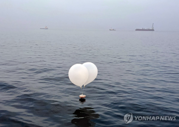 천 앞바다에 떨어진 북한 대남풍선 (사진 출처: 연합뉴스)