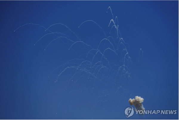 레바논에서 이스라엘 북부로 쏜 로켓이 요격되는 모습 (사진 출처: 연합뉴스)