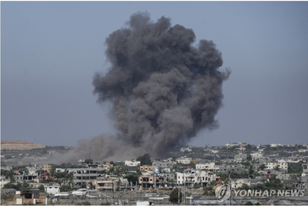 이스라엘군의 공습 이후 검은 연기가 치솟는 가자지구 최남단 도시 라파 (사진 출처: 연합뉴스)