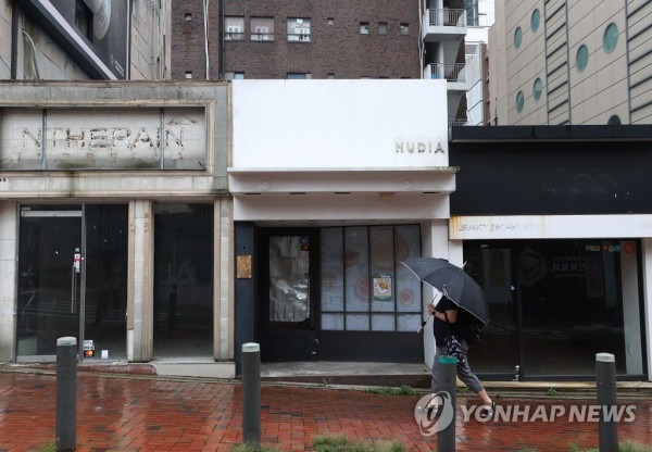 폐업한 대학가 상점들 신종 코로나바이러스 감염증(코로나19)의 재확산 여파로 서울 시내 주요 대학들이 대부분 비대면 수업을 진행하고 있는 가운데 지난 2일 오후 서울 서대문구 이화여대 인근 일대 상점들이 비어있다.[연합뉴스 자료사진]