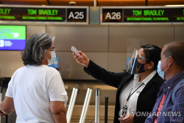 미국 공항에서 이뤄지고 있는 코로나19 검사[AFP=연합뉴스 자료사진]