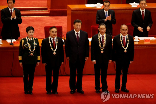 코로나19 수훈자들과 나란히 선 시진핑 주석 (베이징 로이터=연합뉴스) 시진핑 중국 국가주석(가운데)이 8일 베이징의 인민대회당에서 열린 신종 코로나바이러스 감염증(코로나19) 방역 공로자 표창대회에 참석해 중국의 방역 업무를 총괄한 중난산(오른쪽 두번째) 중국공정원 원사를 비롯해 장바이리, 장딩위, 천웨이 등 수훈자들과 함께 기념사진을 찍고 있다. jsmoon@yna.co.kr