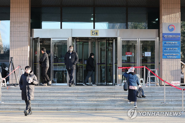 고위공직자범죄수사처(공수처)와 경찰이 윤석열 대통령 체포영장 2차 집행을 앞두고 전략을 조율하고 있다.