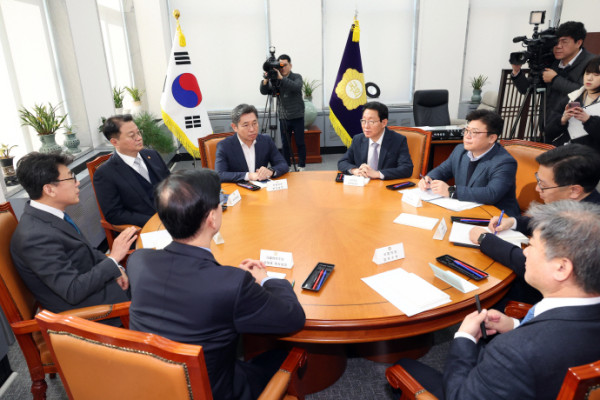 여야정 대표가 20일 국정협의회 ‘4자 회담’을 열었지만, 추가경정예산(추경), 반도체특별법의 주52시간 근로 특례, 연금개혁 등 주요 현안에서 합의점을 찾지 못했다.