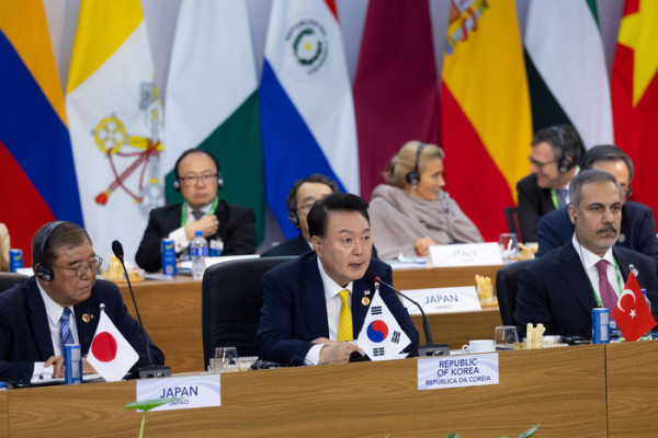 윤석열 대통령이 18일 브라질 리우데자네이루 현대미술관에서 열린 19차 주요 20개국(G20) 정상회의 제1세션에 참석해 발언하고 있다.