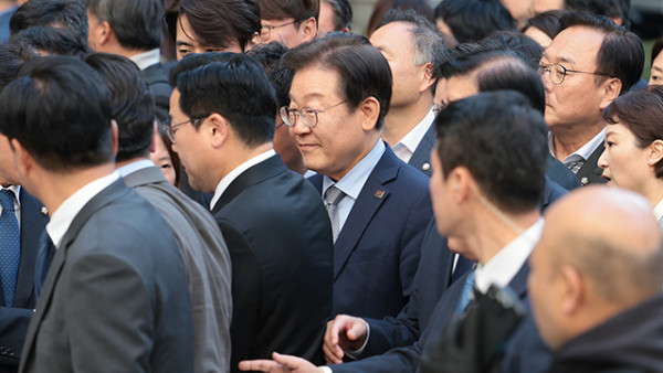 더불어민주당 이재명 대표가 공직선거법 위반 혐의로 1심에서 징역 1년, 집행유예 2년을 선고받은 데 대해 항소장을 제출했다. 