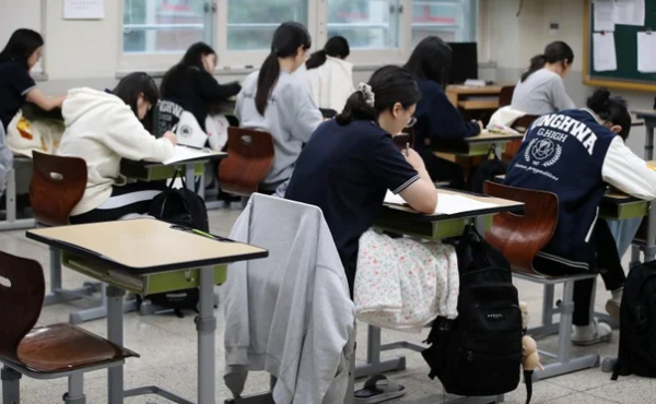 여중·여고, 남중·남고 등 같은 성별의 학생만 다니던 &#039;단성학교&#039;가 남녀공학으로 바뀌고 있다.