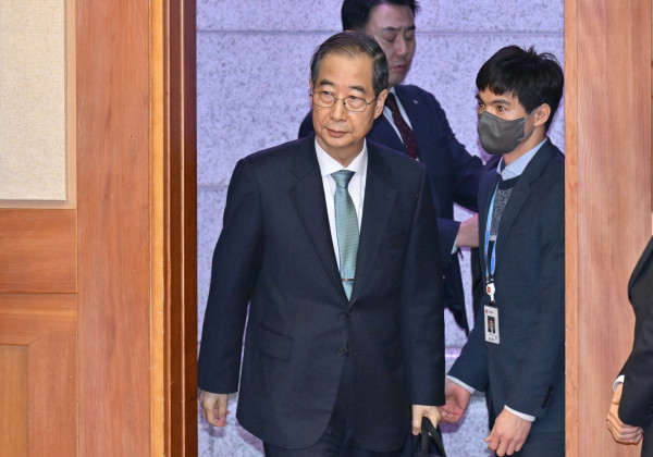 한덕수 국무총리는 12·3 비상계엄 사태 당시 윤석열 대통령을 설득하지 못했지만 관여하지 않았다며, 헌법재판소에 국회의 탄핵소추를 기각해달라고 요청했다.