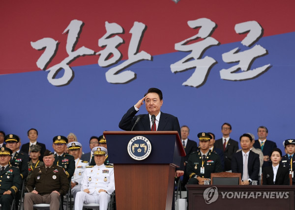 윤석열 대통령이 1일 성남 서울공항에서 열린 건군 76주년 국군의날 기념식에서 기념사를 마치고 거수경례를 하고 있다.