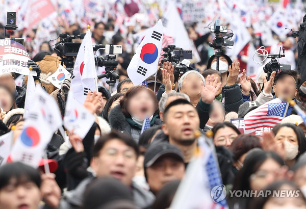 15일, 광주 동구 금남로에서 윤석열 대통령 탄핵에 찬성하는 집회와 반대하는 집회가 동시에 열렸다.