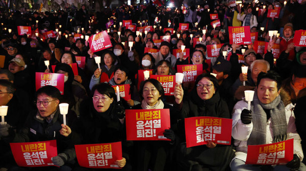  광화문에서 4일 밤 비상계엄 사태와 관련해 윤석열 대통령의 퇴진을 촉구하는 촛불집회가 열렸다.