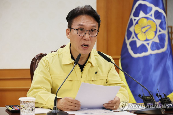 중동 상황점검 긴급 관계부처회의 주재하는 김민석 총리 [사진 출처: shutterstock]