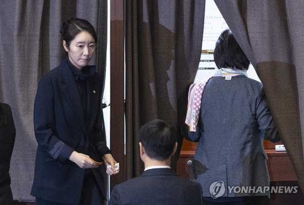 자신의 체포동의안 기표 마친 강선우 의원 [사진 출처: 연합뉴스]