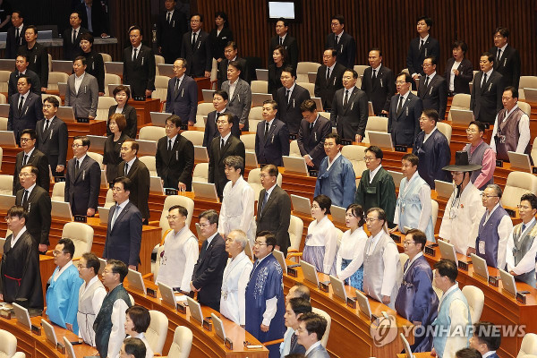 1일 서울 여의도 국회에서 열린 정기국회 개회식에서 한복과 상복을 입은 여야 의원들이 애국가를 부르고 있다.(사진 출처:연합뉴스)