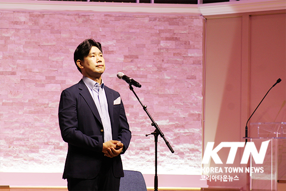 바리톤 유영광 집사가 첫 곡 ‘Amazing Grace’를 부르는 모습