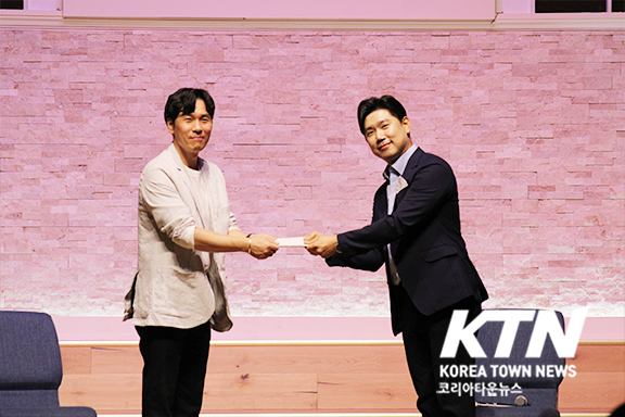 행사 중 모인 후원금을 전달하며 나눔의 의미를 더하는 시간