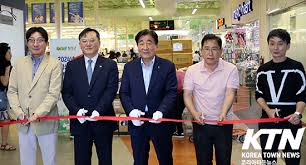 특판 행사 첫날인 지난 3일에 시온마켓 행사장에서 리본 커팅식이 진행됐다.