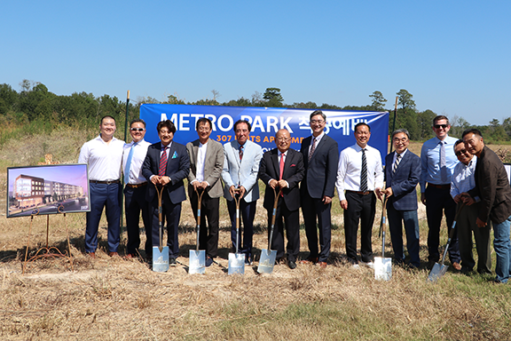 메트로 파크 아파트 착공예배후 참석자들이 함께 첫 삽을 떴다.