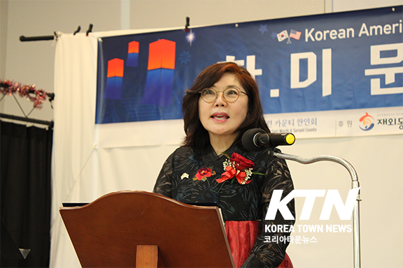 인사말을 하고 있는 윤진이 회장