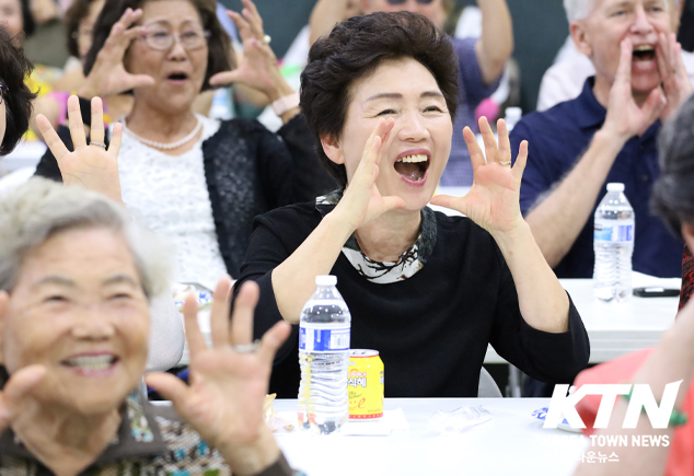 2023년 실버 페스티벌에 참여한 시니어들이 다함께 게임을 즐기고 있다.