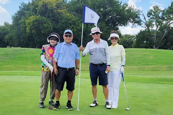 문대동 회장 부부(사진 왼쪽)와 김성윤 전 회장 부부