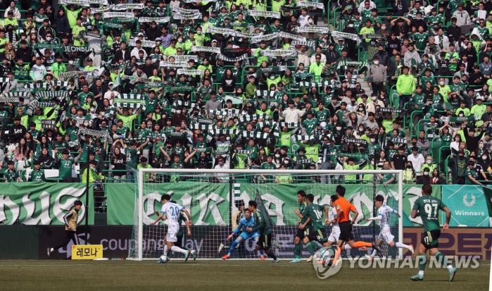 프로축구 전주-수원 열기 (사진 출처: 연합뉴스)