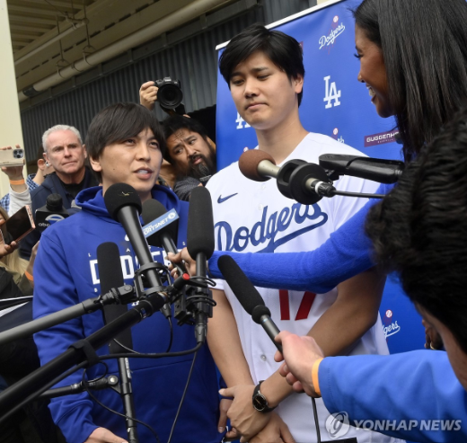 지난해 12월 언론 인터뷰 중인 LA 다저스의 오타이 쇼헤이(오른쪽)와 前통역사 미즈하라 잇페이(왼쪽) (사진 출처: 연합뉴스)