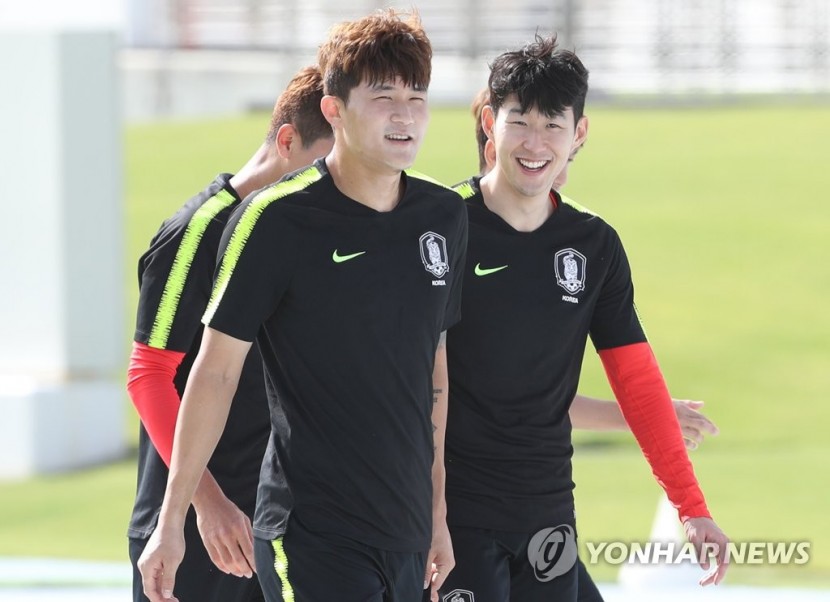 축구대표팀 훈련에서 활짝 웃은 김민재(왼쪽)와 손흥민.