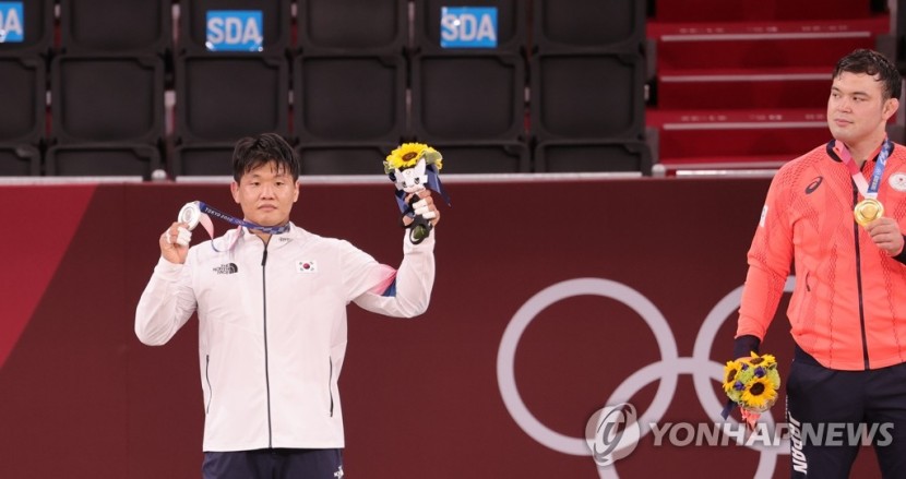29일 일본 도쿄 무도관에서 열린 도쿄올림픽 유도 남자 -100kg급 결승 경기에서 은메달을 딴 한국 조구함이 시상대에서 메달을 들어 보이고 있다.