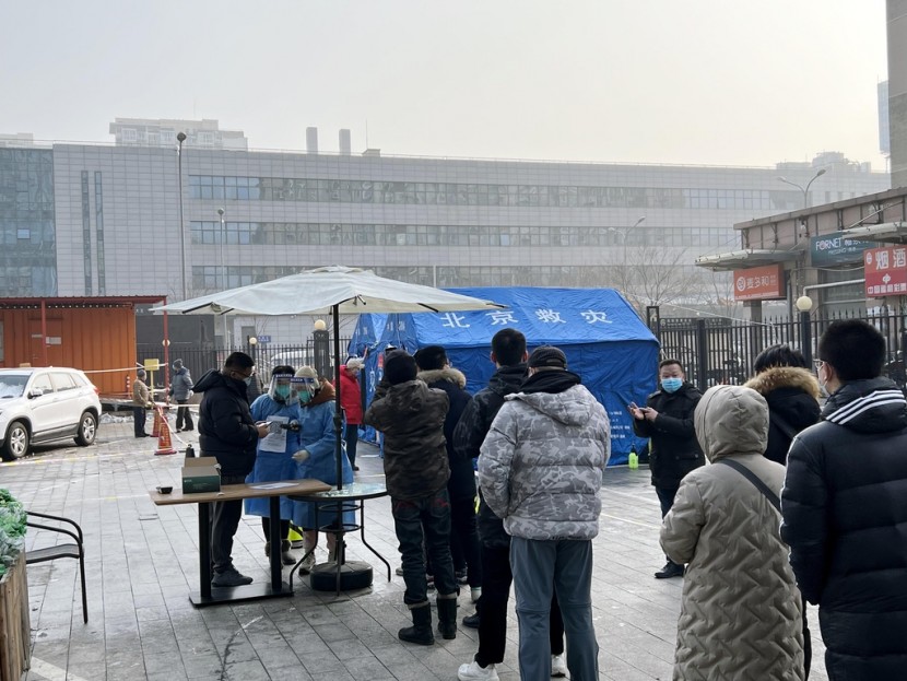 임시 핵산 검사소에 줄 선 베이징 시민들 (사진 출처: 연합뉴스)
