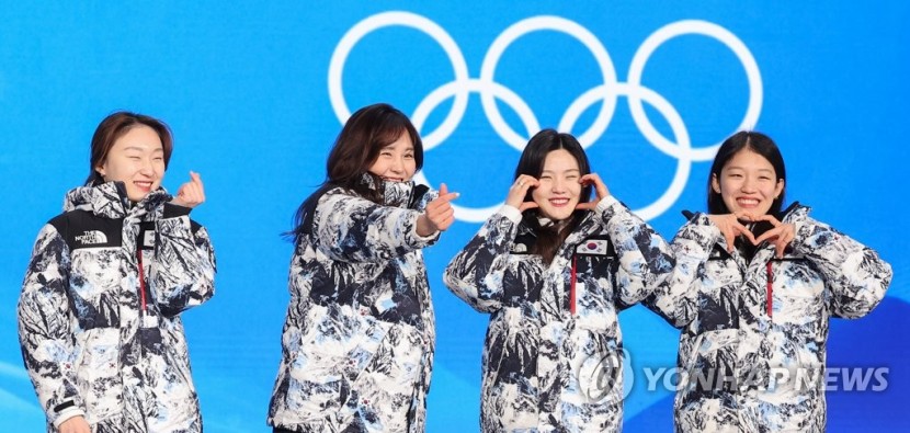 [올림픽] 하트 그리는 여자 쇼트트랙 대표팀 (사진 출처: 연합뉴스)