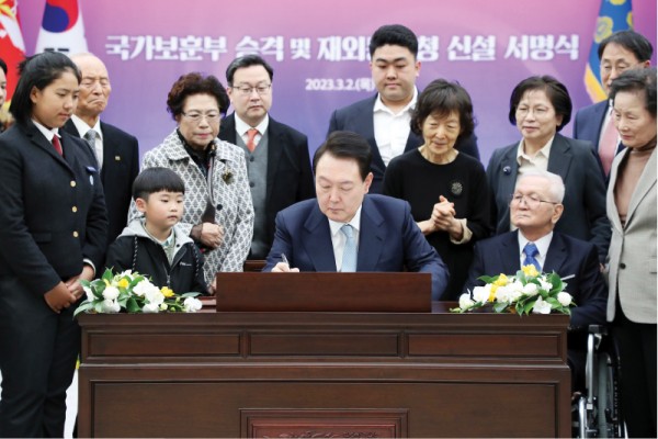 국가보훈부 승격·재외동포청 신설’ 서명하는 윤석열 대통령
