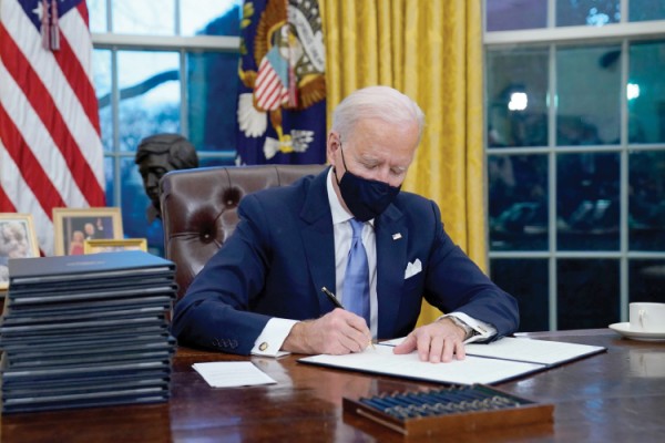 조 바이든 대통령은 취임 첫날 17개의 행정명령 개혁안에 서명했다.