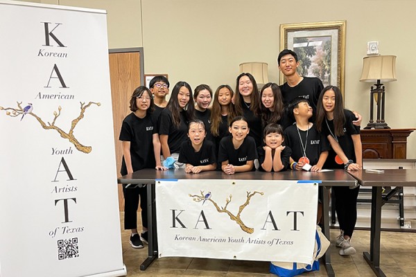 카야트가 입양아들을 위한 행사인 딜런인터네셔널 한국 문화 캠프에 참여했다.