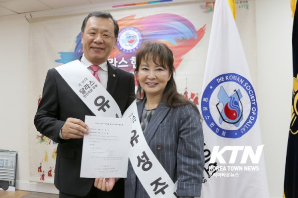 한국 홈케어 유성주 대표(사진 오른쪽)와 이경철씨가 제 38대 달라스 한인회장 선거  입후보 절차를 마쳤다.