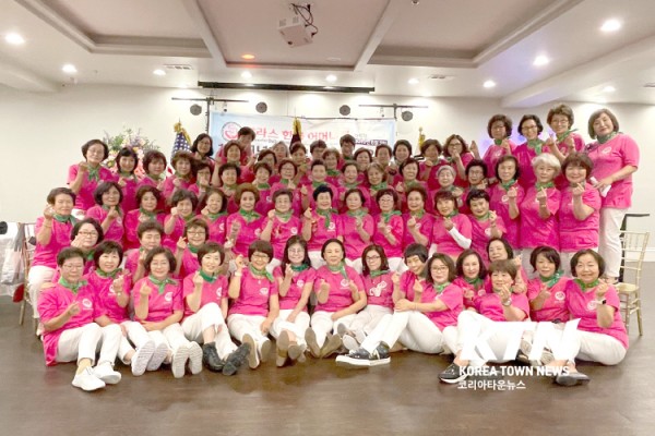 추석을 맞아 80여명의 달라스 한국 어머니회 회원들이 함께 모여 즐거운 시간을 가졌다. 