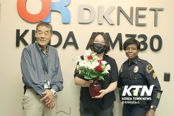 달라스 경찰국이 DKNET 라디오 방송국에 깜짝 방문해 꽃을 전달했다. (김은섭 홍보관과 Sgt. Wanda West)