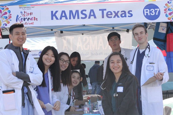 KAMSA 학생들이 달라스 코리안 페스티벌에도 참여해 한인 동포들에게 도움을 줬다.
