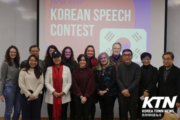 한국어 말하기 대회 수상자와 심사위원들이 단체 사진을 찍었다.