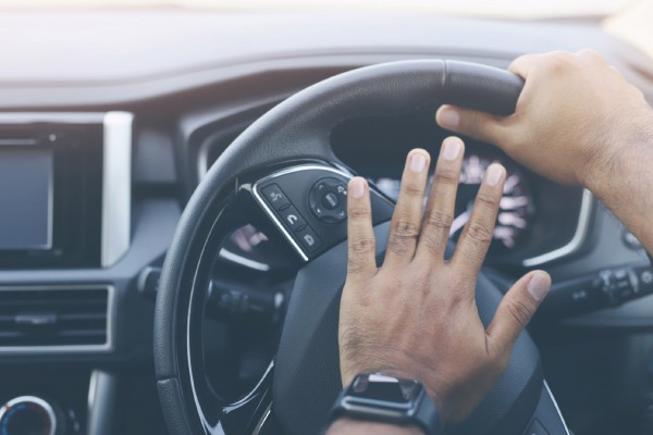 도로 위에서는 작은 실수나 오해가 쉽게 싸움으로 번질 수 있는데, 운전자 간 신경전은  보복 운전으로 이어져 위험천만한 상황이 되기도 한다.